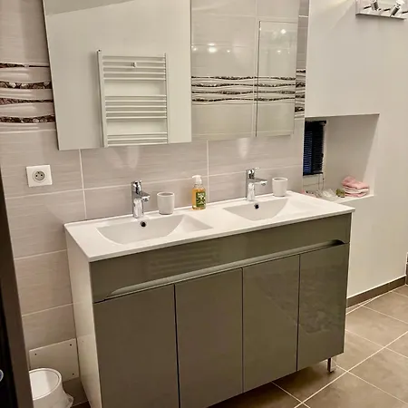 Chez Fine לינה וארוחת בוקר 3*